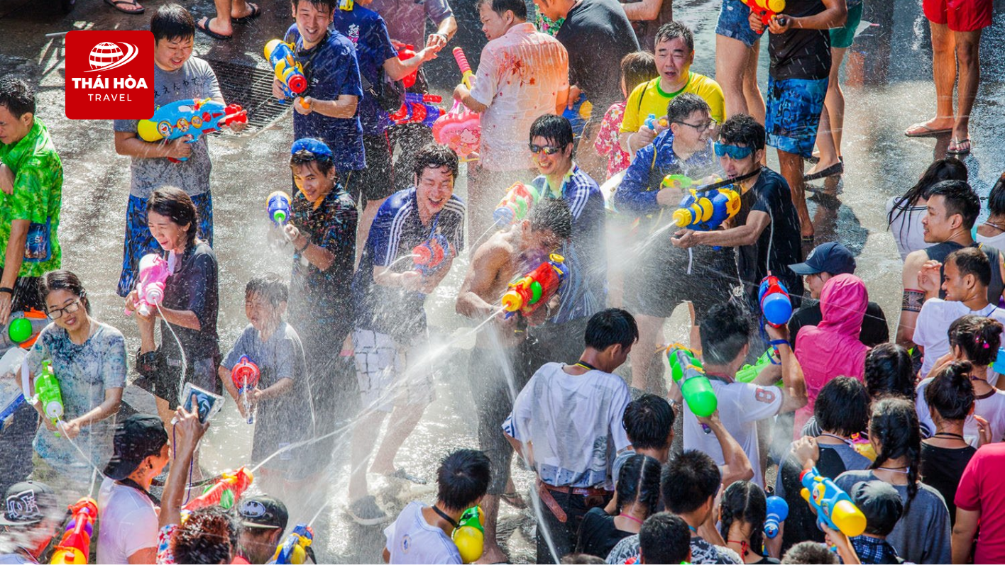 Khung cảnh lễ hội té nước Songkran chào đón năm mới tại Thái Lan