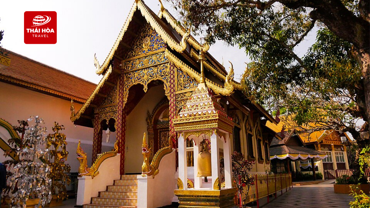 Khung cảnh bên trong của Chùa Phrathat Doi Suthep tại Thái Lan