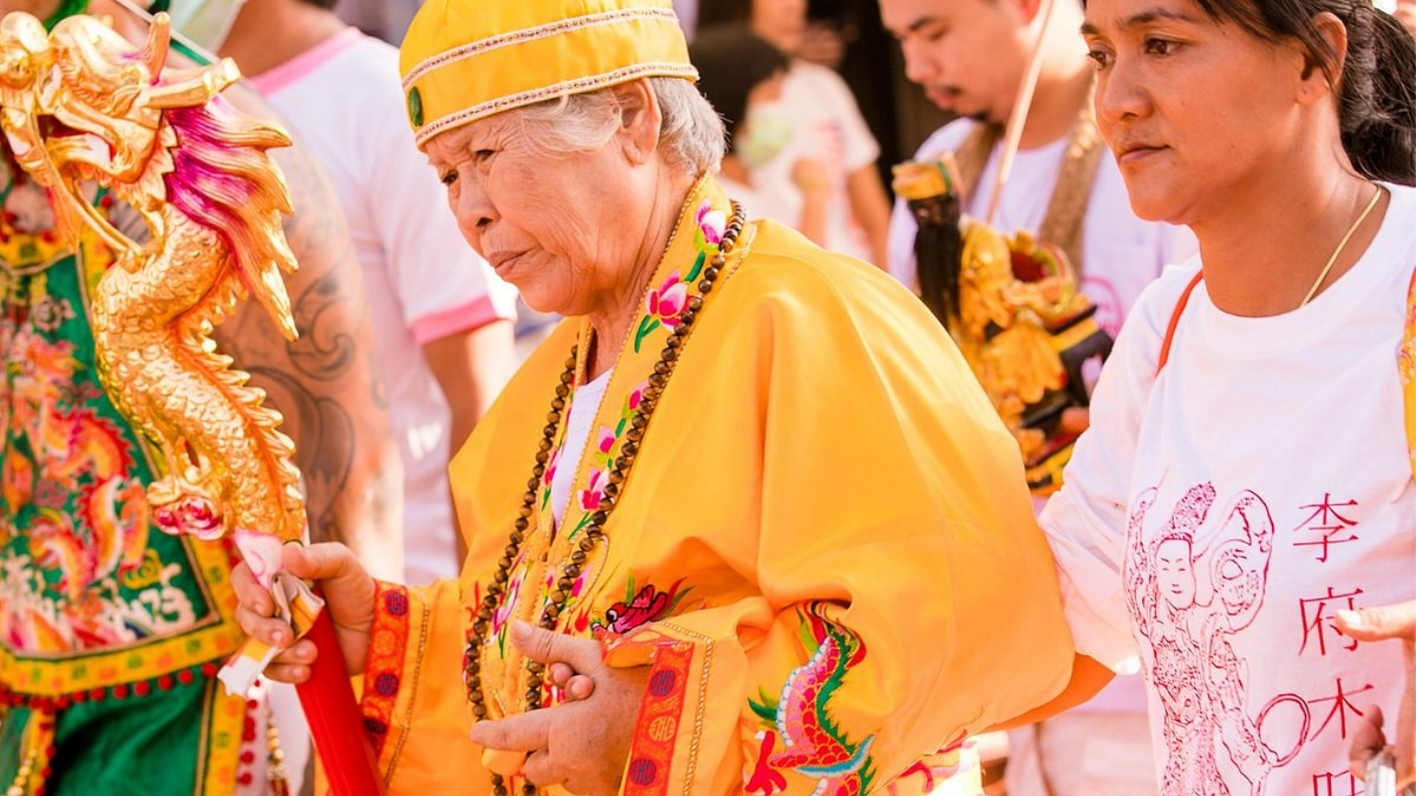 Du lịch Thái Lan tháng 10: Kinh nghiệm, chi phí & lịch trình gợi ý 2 Khung cảnh lễ hội ăn chay Phuket (Thái Lan) vào tháng 10