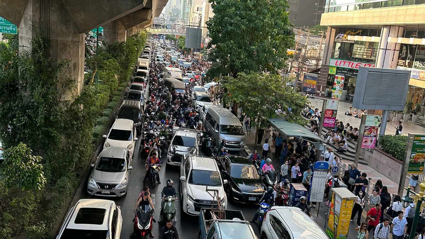 Du lịch Thái Lan tháng 10: Kinh nghiệm, chi phí & lịch trình gợi ý 3 Khung cảnh kẹt xe vào mùa mưa Tháng 10 tại Bangkok (Thái Lan)