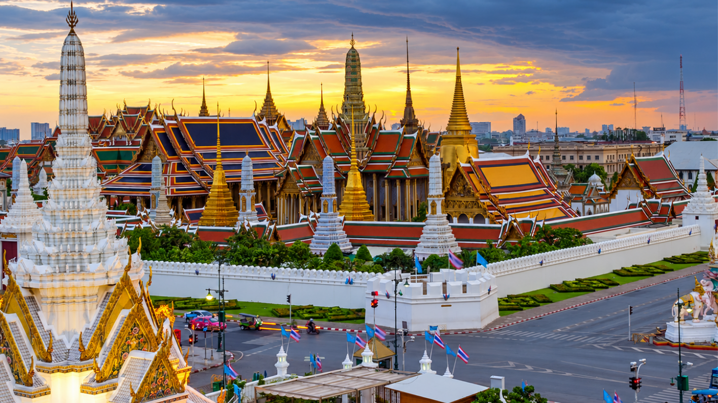 Du lịch Thái Lan tháng 10: Kinh nghiệm, chi phí & lịch trình gợi ý 4 Hình ảnh buổi chiều hoàng hôn tại Hoàng cung Grand Palace tại Thái Lan