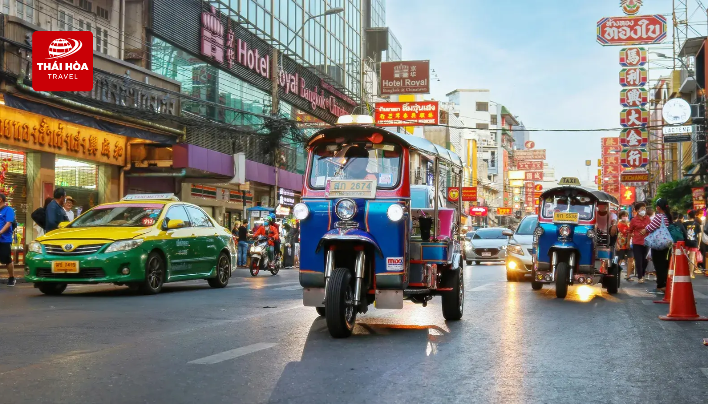 Kinh nghiệm du lịch Thái Lan tự túc từ A - Z cho người mới 4 Tuk-tuk là phương tiện đặc trưng mà nhiều du khách muốn trải nghiệm khi đến Thái Lan